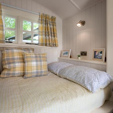 The Heron Shepherds Hut At Lyth Valley Brigsteer Exterior photo