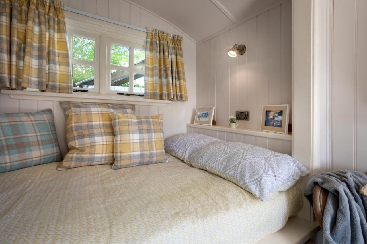 The Heron Shepherds Hut At Lyth Valley Brigsteer Exterior photo